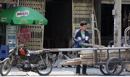 Tham gia vận tải hàng hàng hóa trên đường Trần Quốc Hoàn, Cầu Giấy.